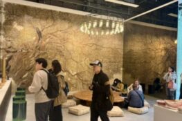 الفنان التشكيلي التونسي الطيب زيود يتألّق في أوساكا بلوحة فسيفسائية عملاقة لشجرة الزيتون