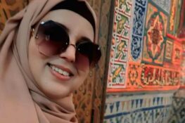 ثورية الكور تقول “كلنا نرتدي وجوها مستعارة!!”