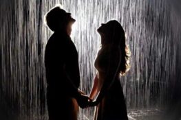 “آه، لو كان موعدنا تحت المطر…” تكتب رجاء الغانمي