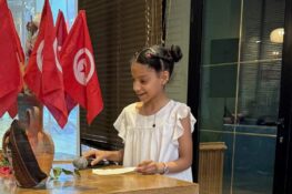 الطفلة رفيدة هواري تلقي قصيدة بعنوان “زهرتي” لأمها الشاعرة منصورة عمر