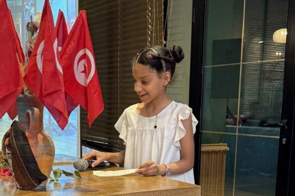 الطفلة رفيدة هواري تلقي قصيدة بعنوان “زهرتي” لأمها الشاعرة منصورة عمر