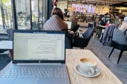 ذاكرة مستعارة: هل سرقت التكنولوجيا عقولنا أم أقنعتنا بالتخلي عنها؟